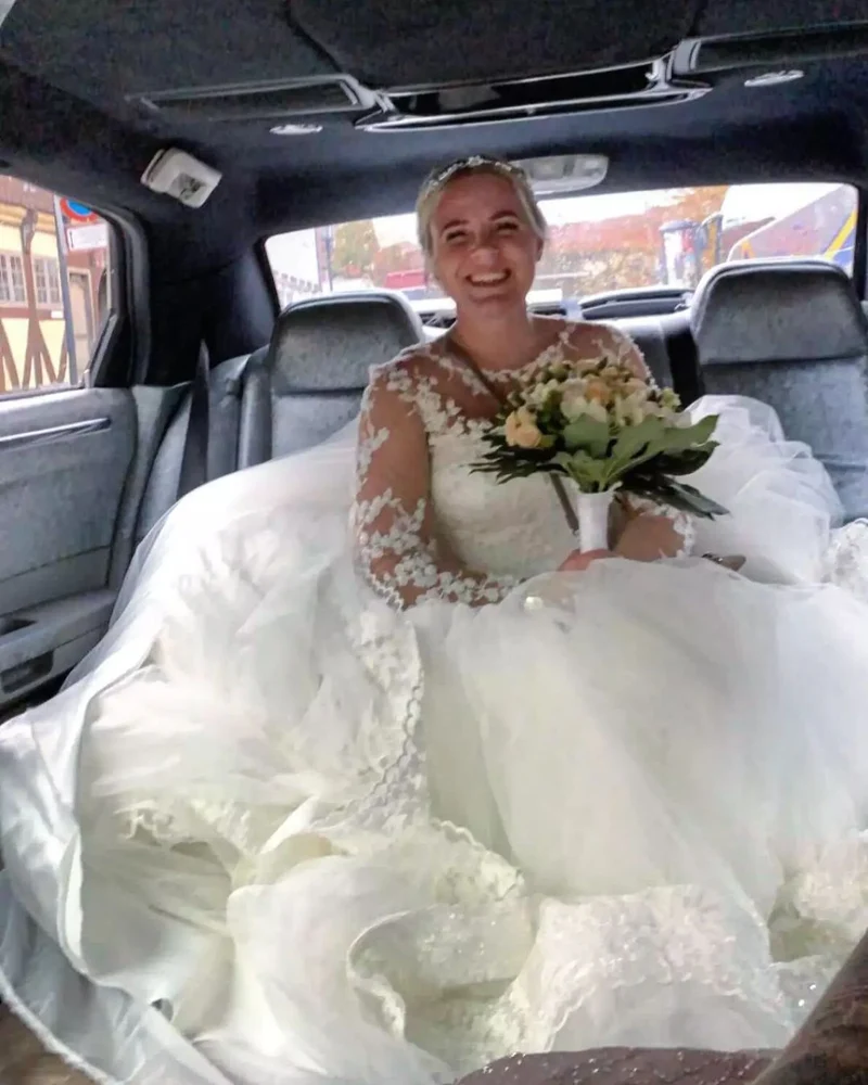 Robe de mariée élégante en tulle à manches longues et décolleté en cœur