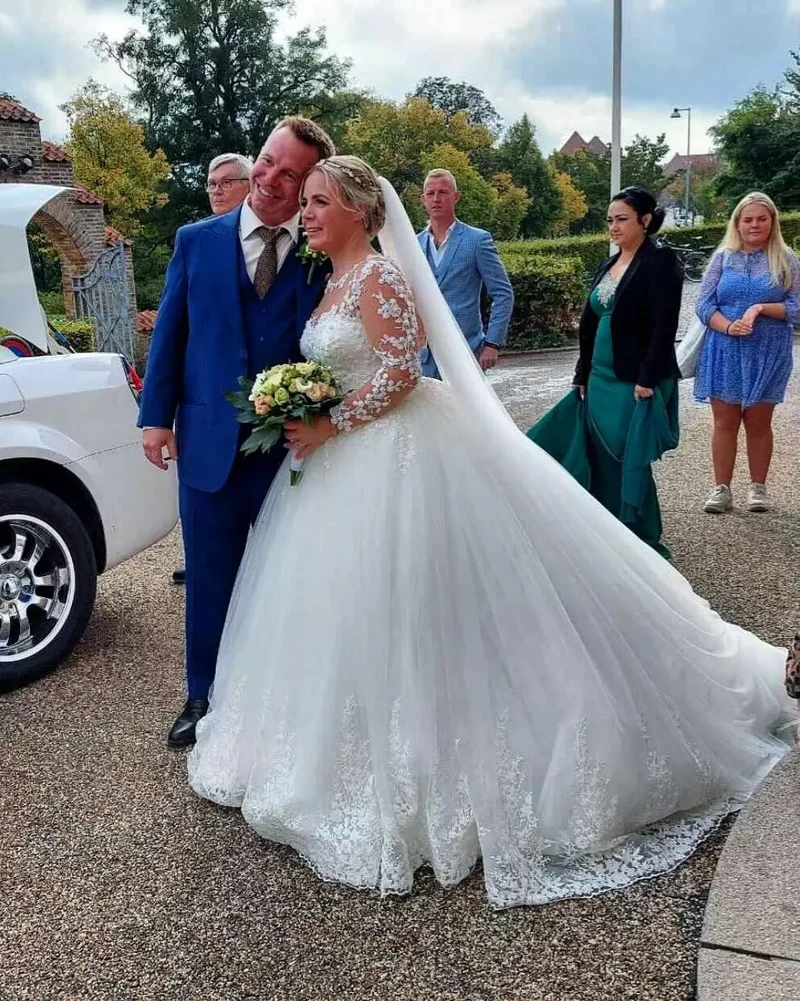 Robe de mariée élégante en tulle à manches longues et décolleté en cœur