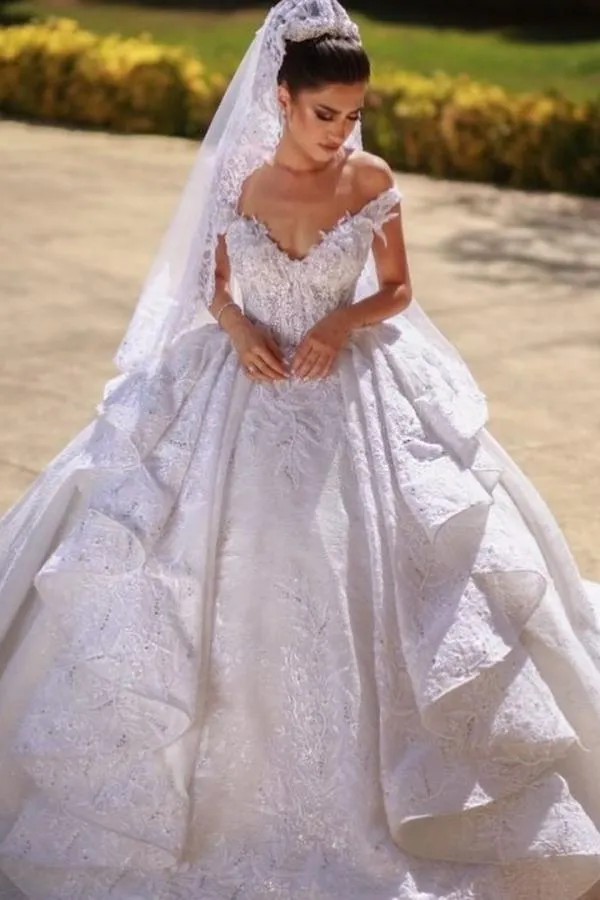 Robe de mariée à épaules dénudées et volants en tulle plissé