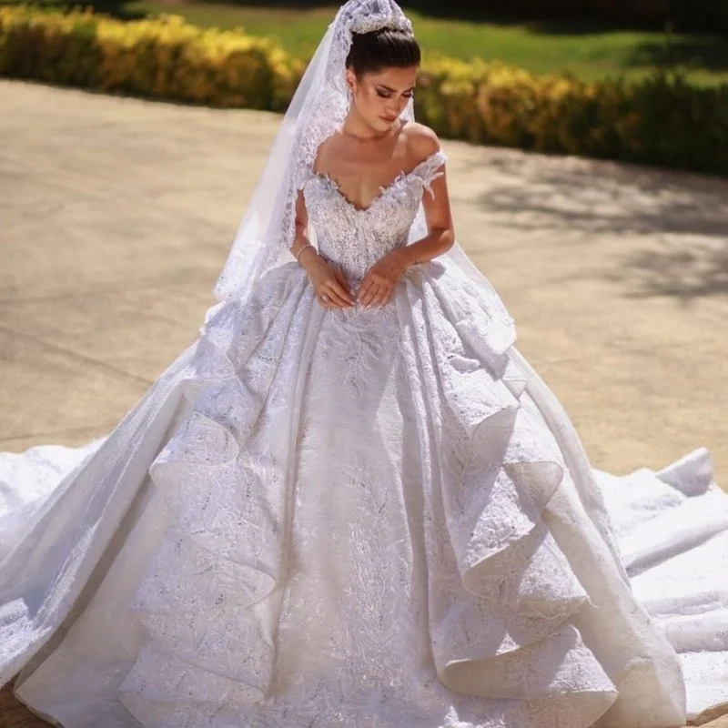 Robe de mariée à épaules dénudées et volants en tulle plissé