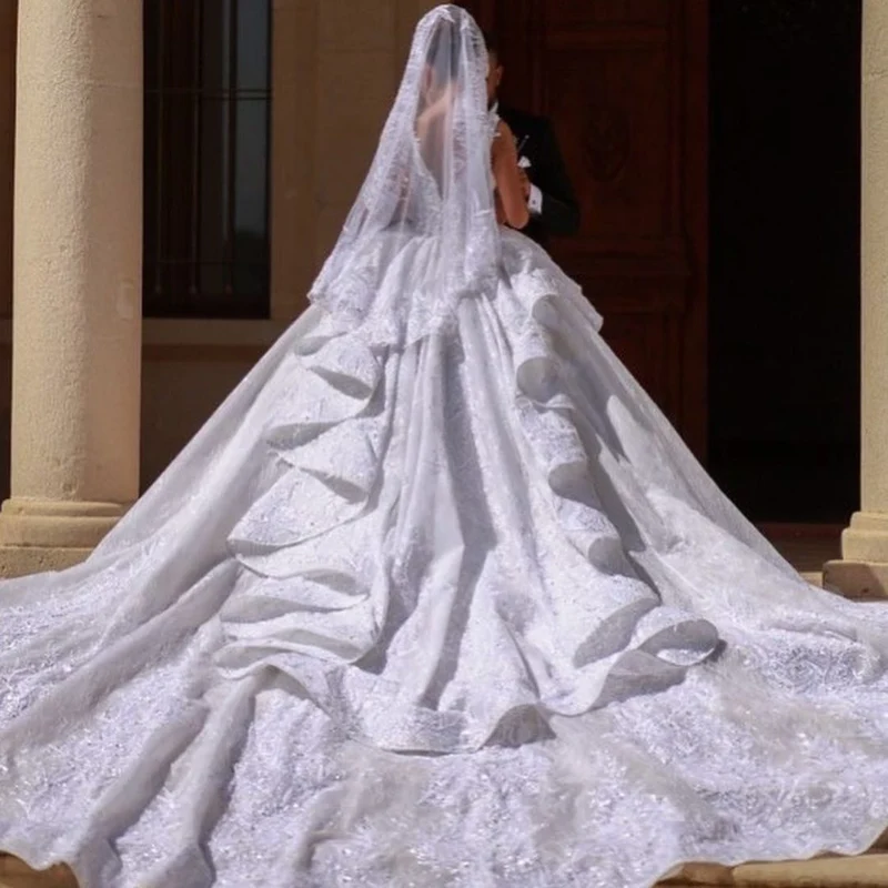 Robe de mariée à épaules dénudées et volants en tulle plissé