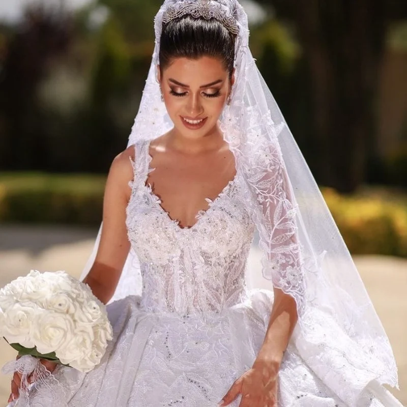 Robe de mariée à épaules dénudées et volants en tulle plissé