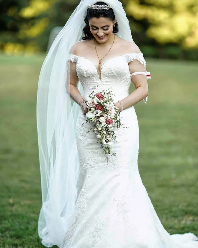 Robe de mariée longue élégante en tulle et dentelle à col en V et coupe trapèze