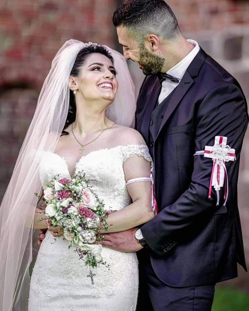 Robe de mariée longue élégante en tulle et dentelle à col en V et coupe trapèze