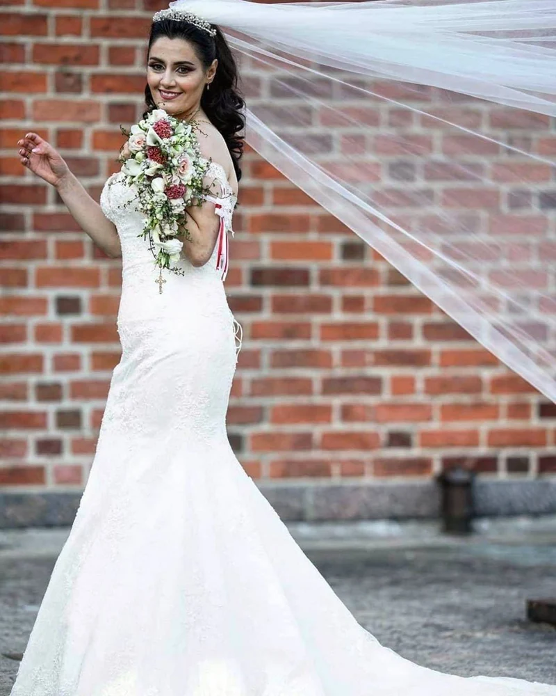 Robe de mariée longue élégante en tulle et dentelle à col en V et coupe trapèze