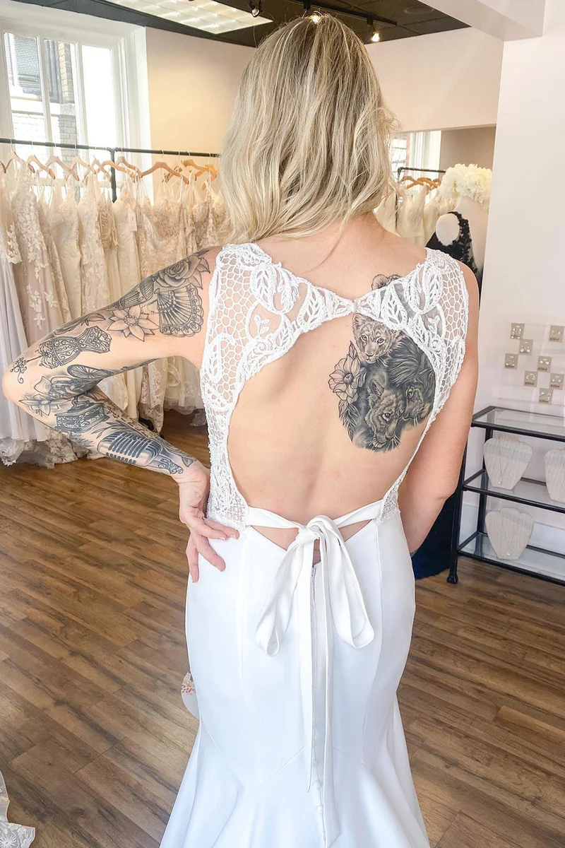 Robe de mariée trapèze glamour à bretelles spaghetti et appliqués en dentelle délicate