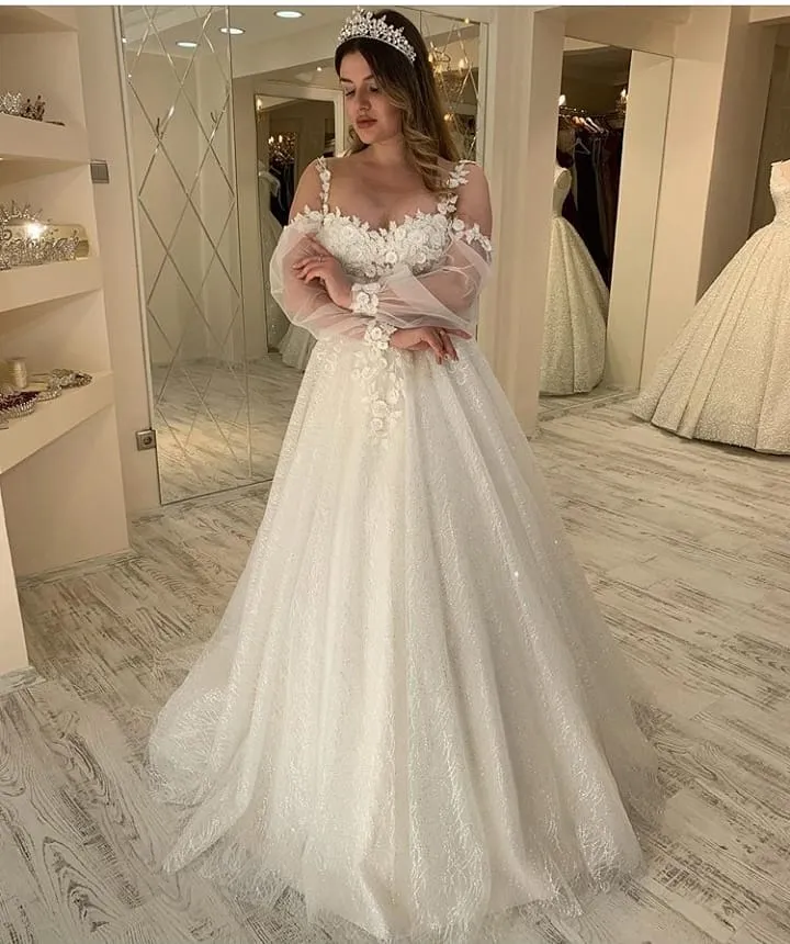 Robe de mariée élégante coupe trapèze à bretelles spaghetti et manches longues