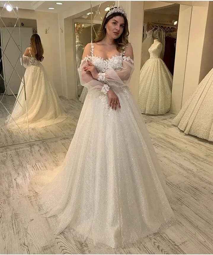 Robe de mariée élégante coupe trapèze à bretelles spaghetti et manches longues
