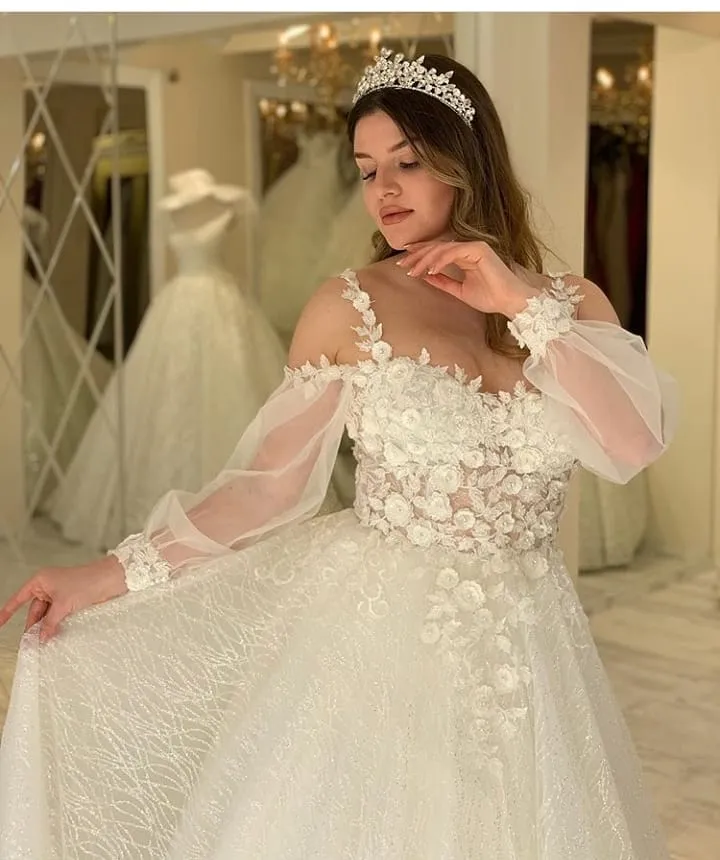 Robe de mariée élégante coupe trapèze à bretelles spaghetti et manches longues