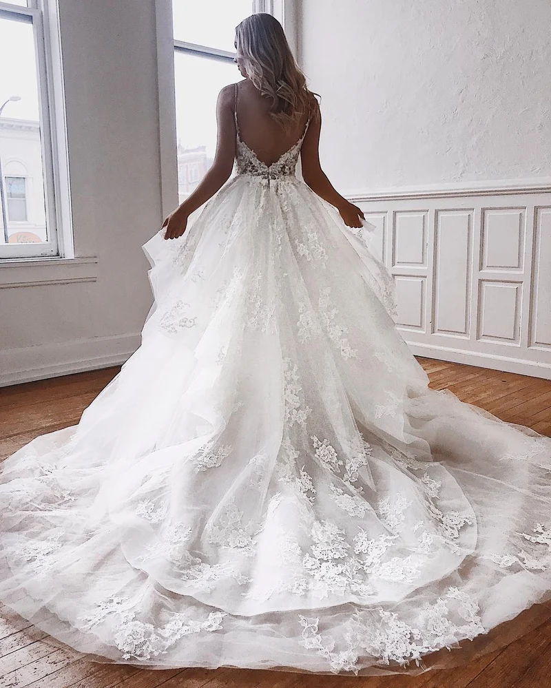 Robe de mariée trapèze élégante en mousseline de soie et dentelle blanche avec manches courtes