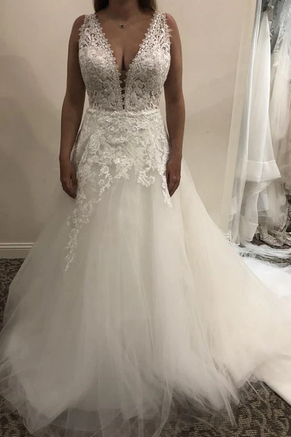 Robe de mariée élégante en dentelle et tulle, coupe trapèze, sans manches, dos nu