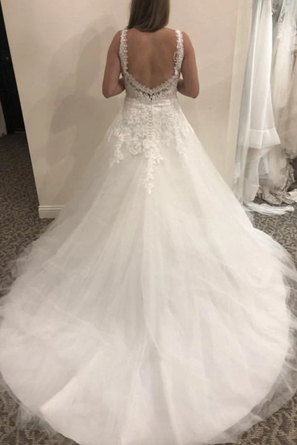 Robe de mariée élégante en dentelle et tulle, coupe trapèze, sans manches, dos nu