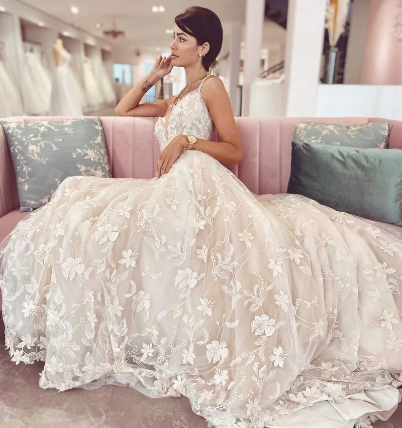Robe de mariée glamour coupe trapèze à col en V avec appliques en dentelle et tulle