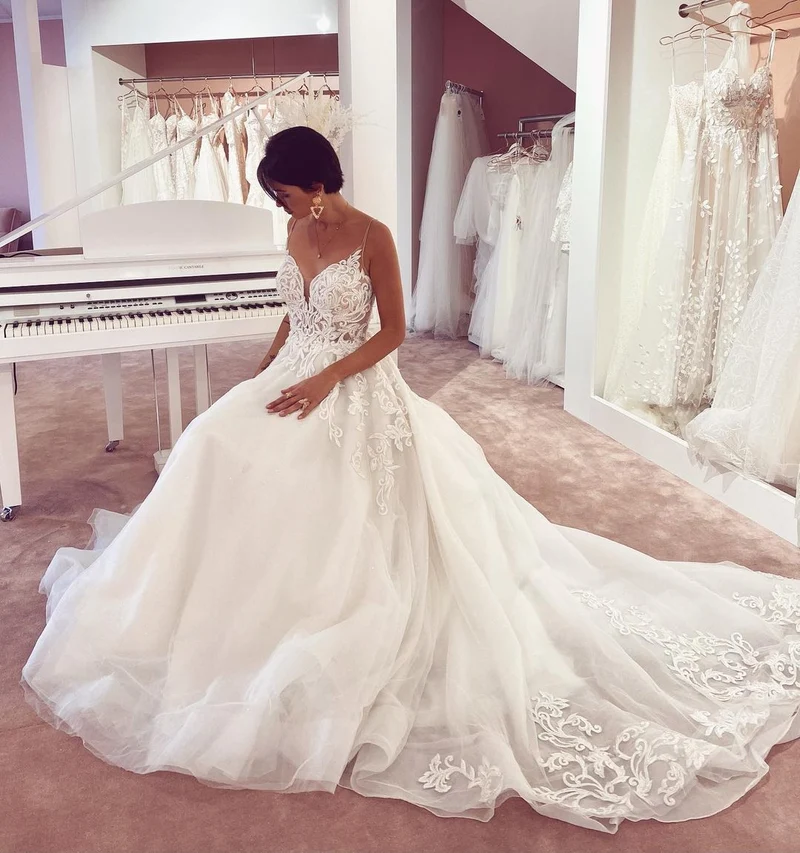 Robe de mariée glamour coupe trapèze à col en V avec appliques en dentelle et tulle
