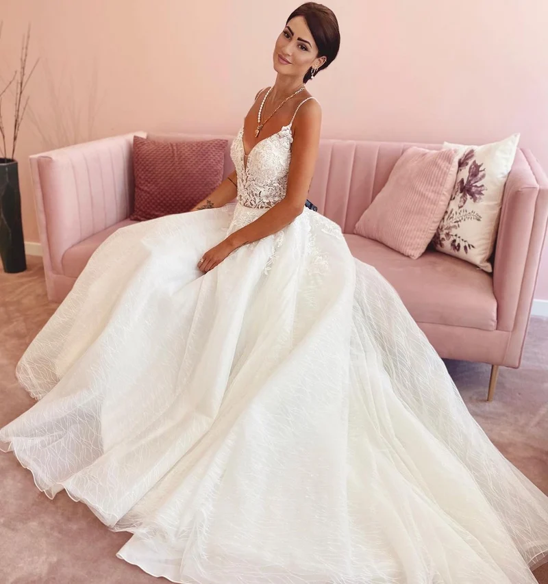 Robe de mariée glamour coupe trapèze à col en V avec appliques en dentelle et tulle