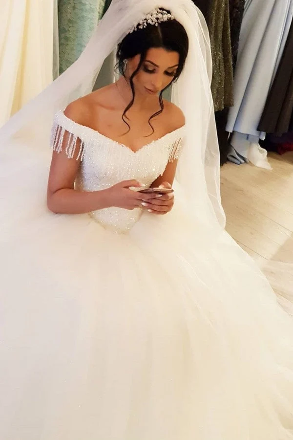 Superbe robe de mariée princesse en tulle à épaules dénudées et pompons perlés pour mariées