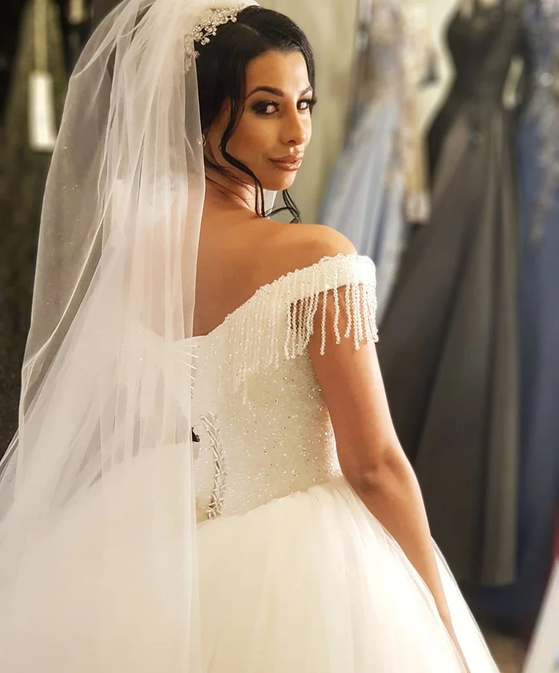 Superbe robe de mariée princesse en tulle à épaules dénudées et pompons perlés pour mariées