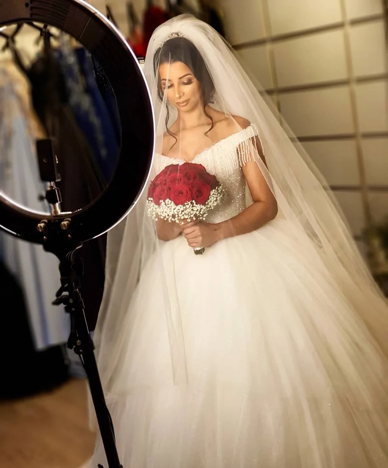 Superbe robe de mariée princesse en tulle à épaules dénudées et pompons perlés pour mariées