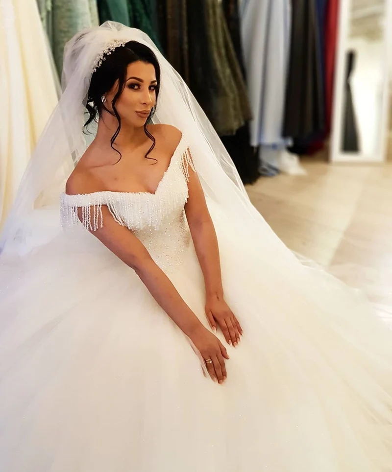 Superbe robe de mariée princesse en tulle à épaules dénudées et pompons perlés pour mariées