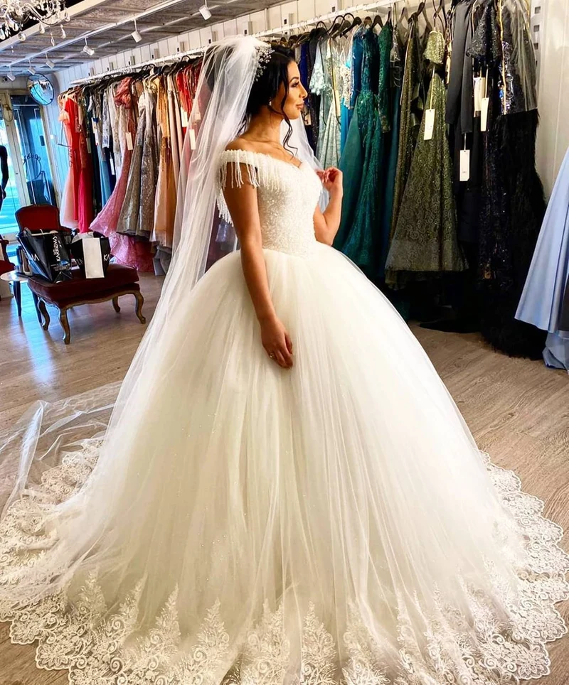 Superbe robe de mariée princesse en tulle à épaules dénudées et pompons perlés pour mariées