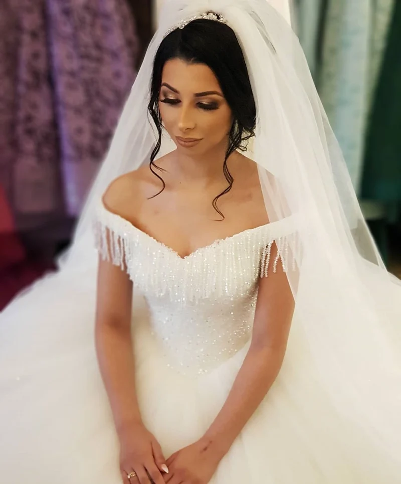 Superbe robe de mariée princesse en tulle à épaules dénudées et pompons perlés pour mariées