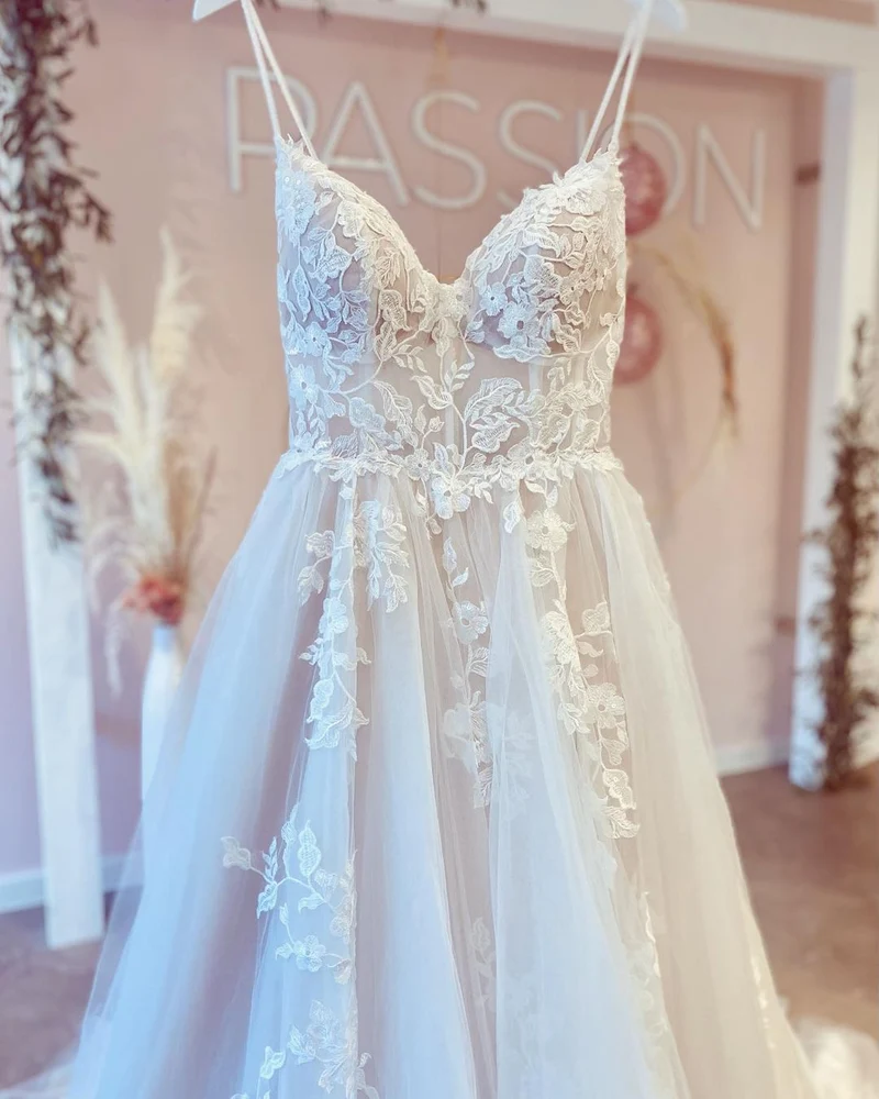 Robe de mariée élégante en tulle, coupe trapèze, col en V et dos nu, pour femme