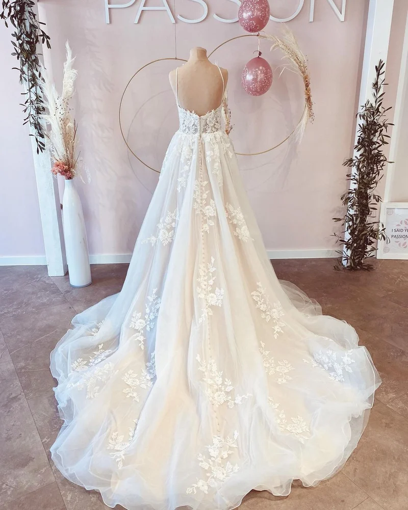Robe de mariée élégante en tulle, coupe trapèze, col en V et dos nu, pour femme