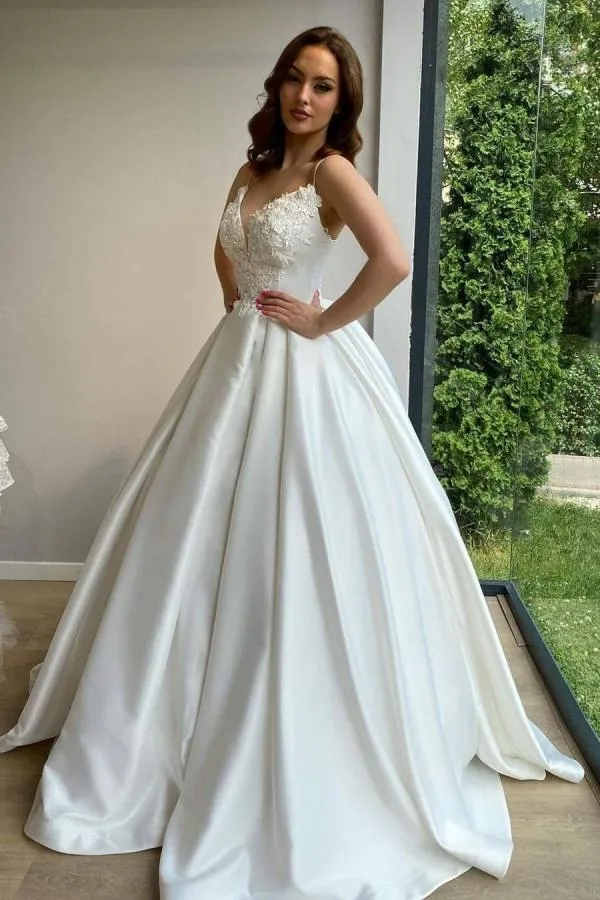 Robe de mariée longue élégante en satin à bretelles spaghetti et décolleté en cœur