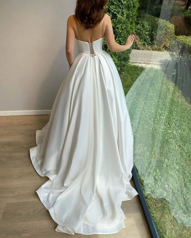 Robe de mariée longue élégante en satin à bretelles spaghetti et décolleté en cœur