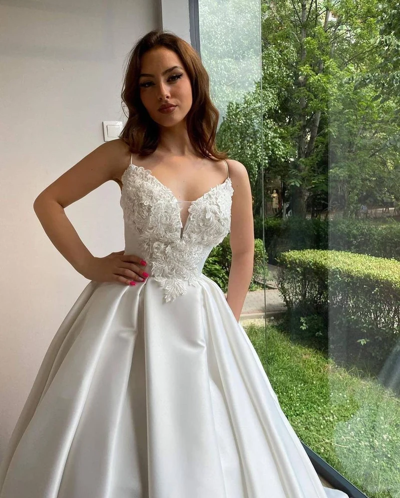 Robe de mariée longue élégante en satin à bretelles spaghetti et décolleté en cœur