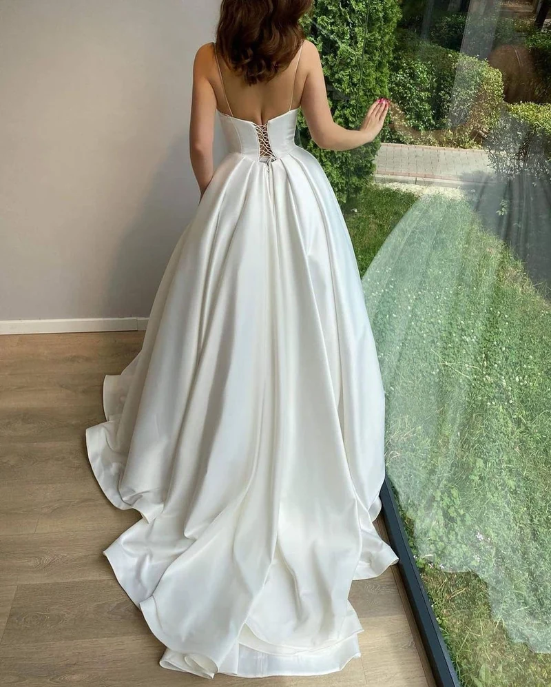 Robe de mariée longue élégante en satin à bretelles spaghetti et décolleté en cœur