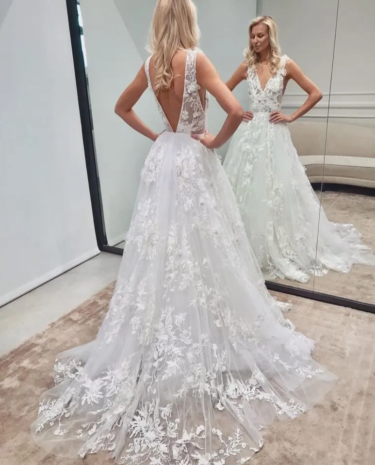 Robe de mariée longue trapèze dos nu avec tulle et dentelle à col en V