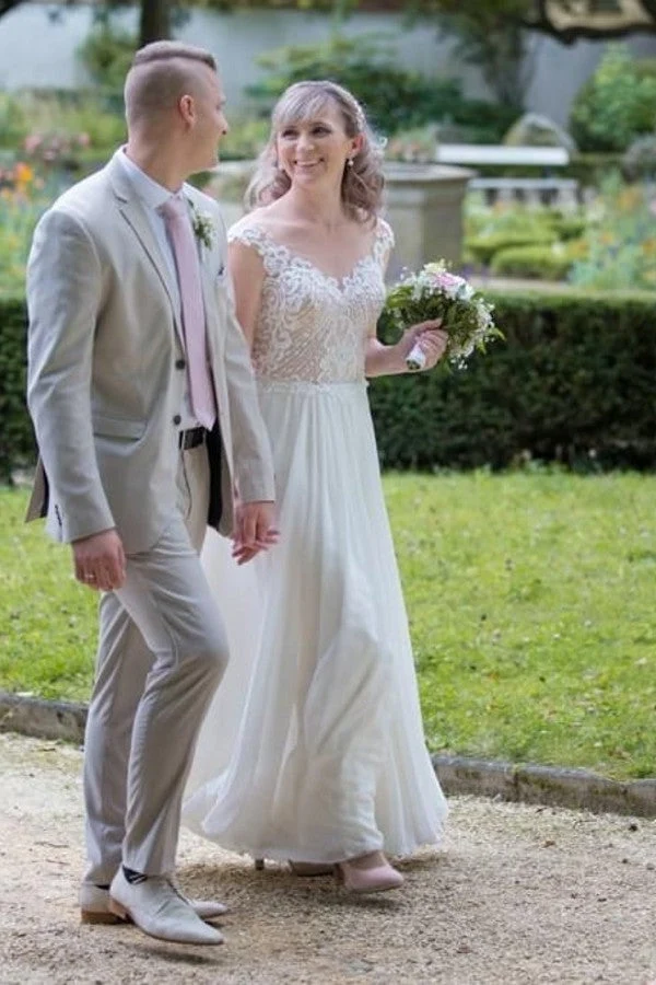 Robe de mariée élégante en mousseline de soie, coupe trapèze, avec appliques en dentelle, longueur au sol