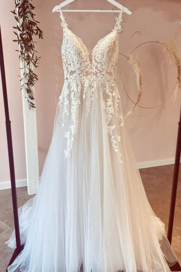 Robe de mariée romantique coupe trapèze avec décolleté en cœur et appliqués en dentelle et volants