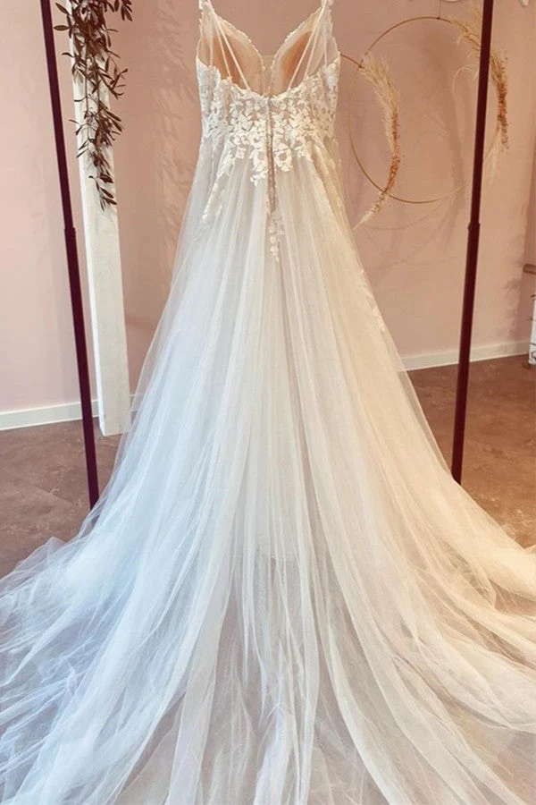 Robe de mariée romantique coupe trapèze avec décolleté en cœur et appliqués en dentelle et volants