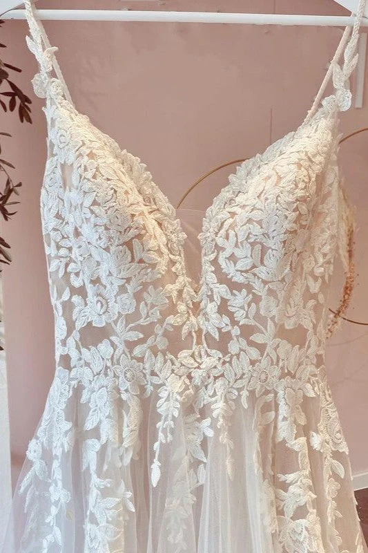 Robe de mariée romantique coupe trapèze avec décolleté en cœur et appliqués en dentelle et volants