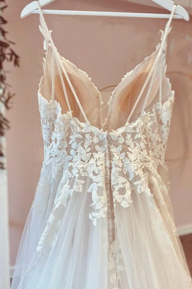 Robe de mariée romantique coupe trapèze avec décolleté en cœur et appliqués en dentelle et volants