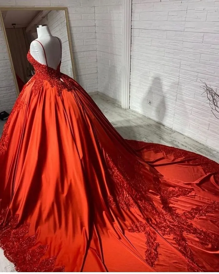 Robe de mariée élégante en satin sans manches, bretelles spaghetti, dos nu, avec appliques en dentelle