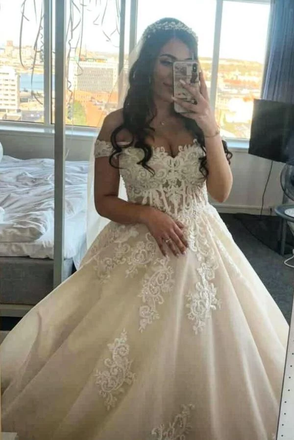 Robe de mariée longue en tulle et dentelle, coupe princesse, épaules dénudées