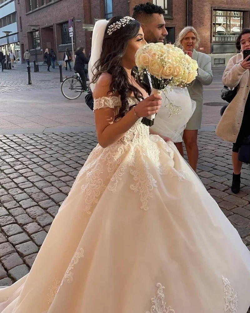Robe de mariée longue en tulle et dentelle, coupe princesse, épaules dénudées