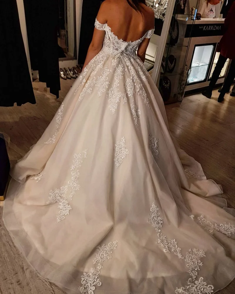 Robe de mariée longue en tulle et dentelle, coupe princesse, épaules dénudées
