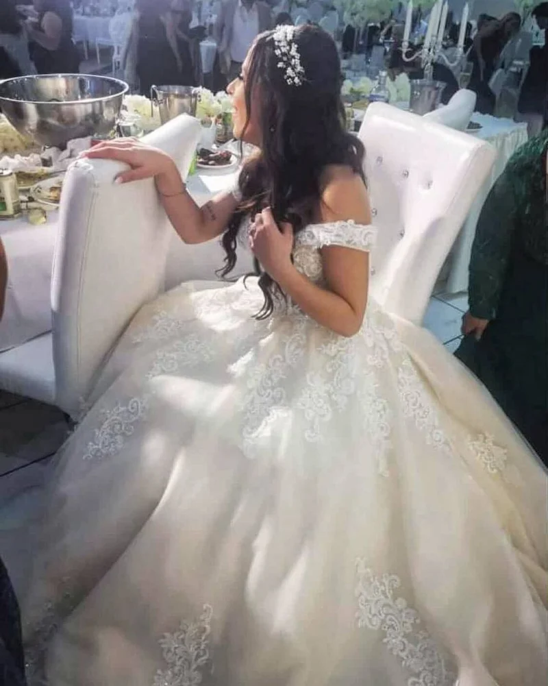 Robe de mariée longue en tulle et dentelle, coupe princesse, épaules dénudées