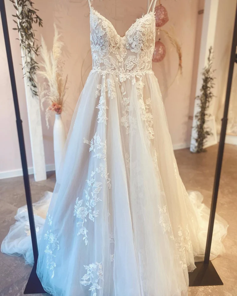 Robe de mariée trapèze vintage à bretelles spaghetti avec appliques en dentelle et traîne