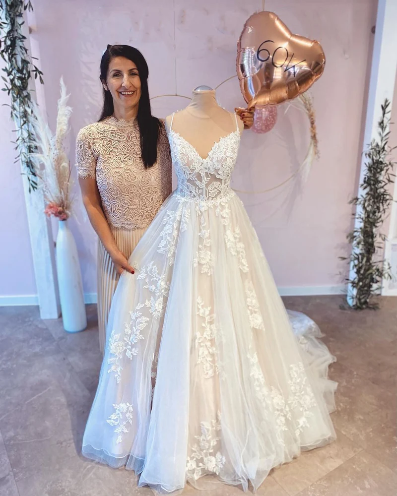 Robe de mariée trapèze vintage à bretelles spaghetti avec appliques en dentelle et traîne