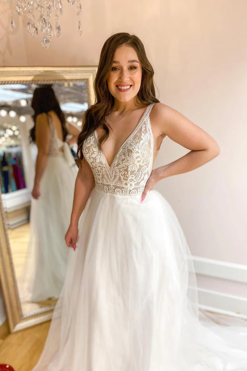 Robe de mariée élégante coupe trapèze : décolleté en V profond, bretelles spaghetti et traîne en tulle