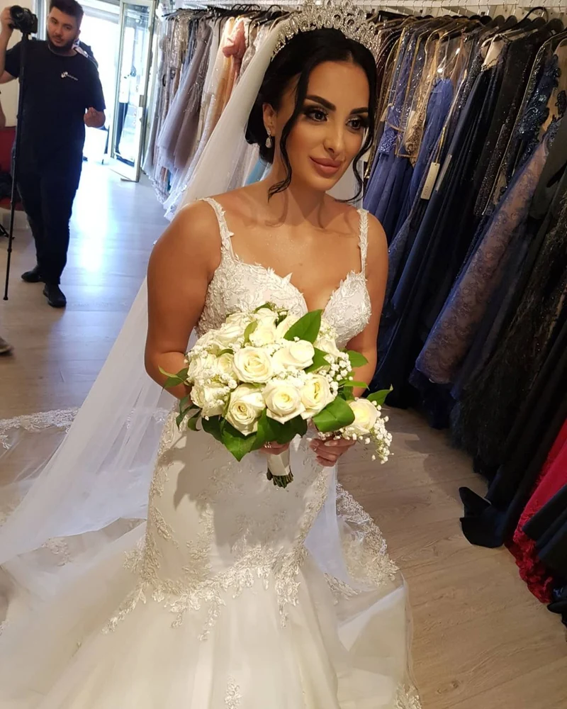 Robe de mariée sirène élégante en dentelle avec appliques, bretelles spaghetti et tulle