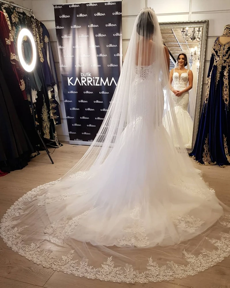 Robe de mariée sirène élégante en dentelle avec appliques, bretelles spaghetti et tulle
