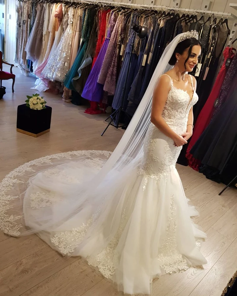 Robe de mariée sirène élégante en dentelle avec appliques, bretelles spaghetti et tulle