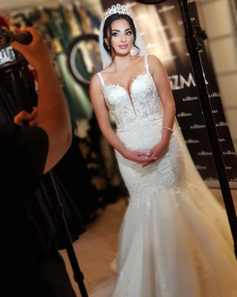 Robe de mariée sirène élégante en dentelle avec appliques, bretelles spaghetti et tulle