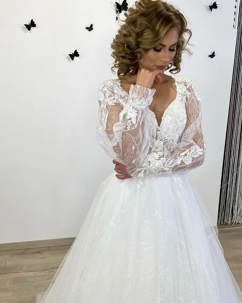 Robe de mariée trapèze à manches longues et décolleté en cœur, avec appliques en dentelle et tulle